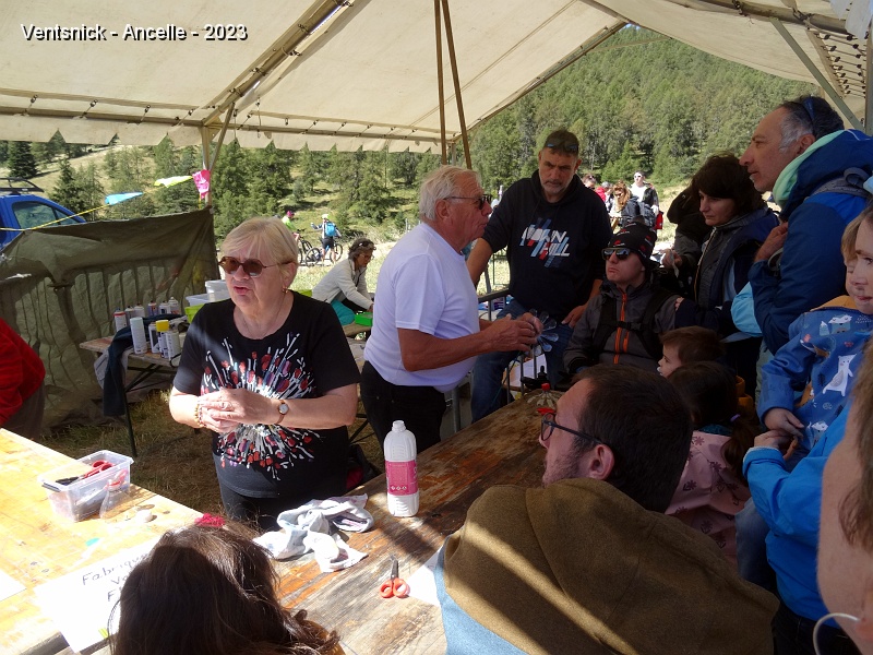 DSC02755.JPG - Jean-Claude et Ginette proposent un atelier de construction de fleurs issues du recyclage de bouteilles en plastique.