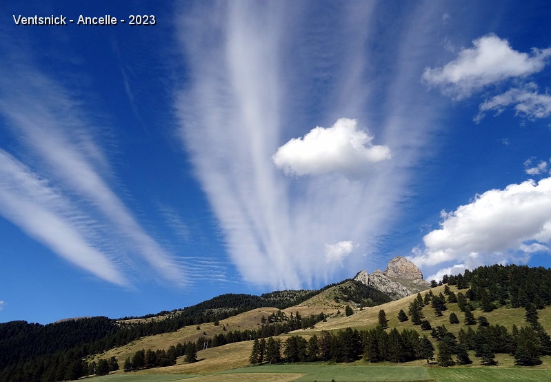 DSC02675.JPG - De beaux nuages décorent le ciel de l'Arche ! Le vent très puissant et rafaleux n'a pas facilité le travail des cerfs-volistes, les plus grosses structures sont restées dans les sacs ! De très bons moments de convivialité ont uni bénévoles et cerfs-volistes ! Merci à tous pour la bonne humeur générale et pour tous les efforts déployés pour rendre cette rencontre possible. Un grand merci aux personnes qui ont fait la navette, pour convoyer les camping-caristes, entre le village d'Ancelle et le col de Moissière les vendredi et samedi soir !  Rendez-vous dans deux ans !