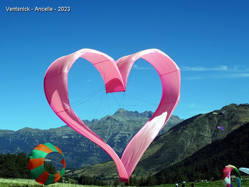 DSC02749.JPG - Encadrement d'un sommet par le coeur d'Hervé.