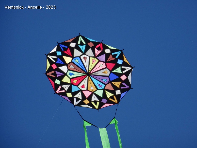 DSC02774.JPG - Bruno Duval décore le ciel de ce cerf-Volant d'origine Colombienne, ...