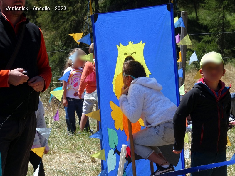DSC02820.JPG - Notre panneau photos est installé à l'abri du vent.