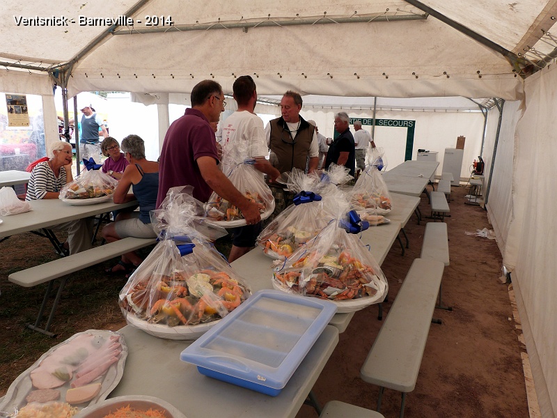 P1090791.JPG - ... les plateaux de fruits de mer arrivent ...