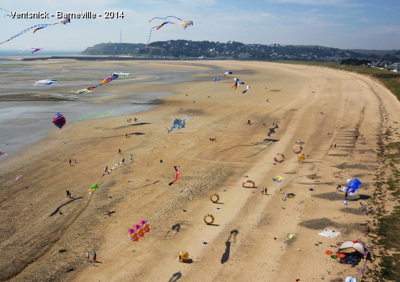 P1170440.JPG - ... la plage est décorée du sol au ciel ...