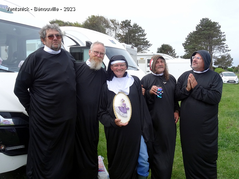 DSC02195.JPG - Et pour terminer : Recueillement autour de "Hophophop", de g. à d. : Thierry Lecuyer, Bruno Cappe, Hervé Gaudefroy, Yves Diebold et William !