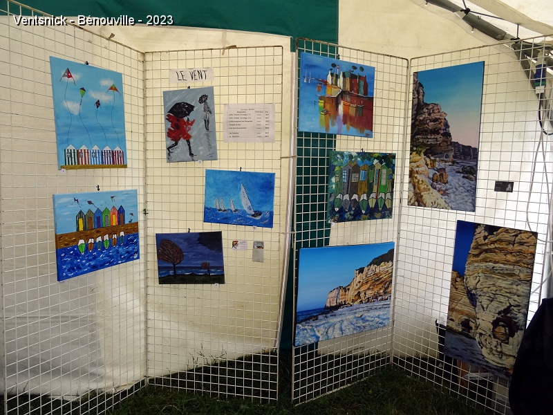 DSC02226.JPG - Une exposition de peintures attend les visiteurs, ...