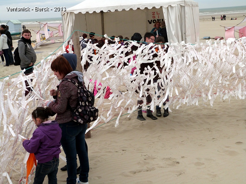 P1030640.jpg - ... le filet sera envoyé en l'air, par cerf-volant, le dernier jour du festival. Compte tenu de la quantité de voeux exprimés, certains d'entre-eux seront très certainement exhaussés !