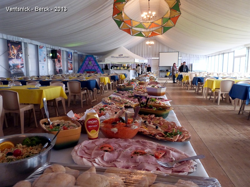 P1030711.jpg - ... le buffet est très copieux ...
