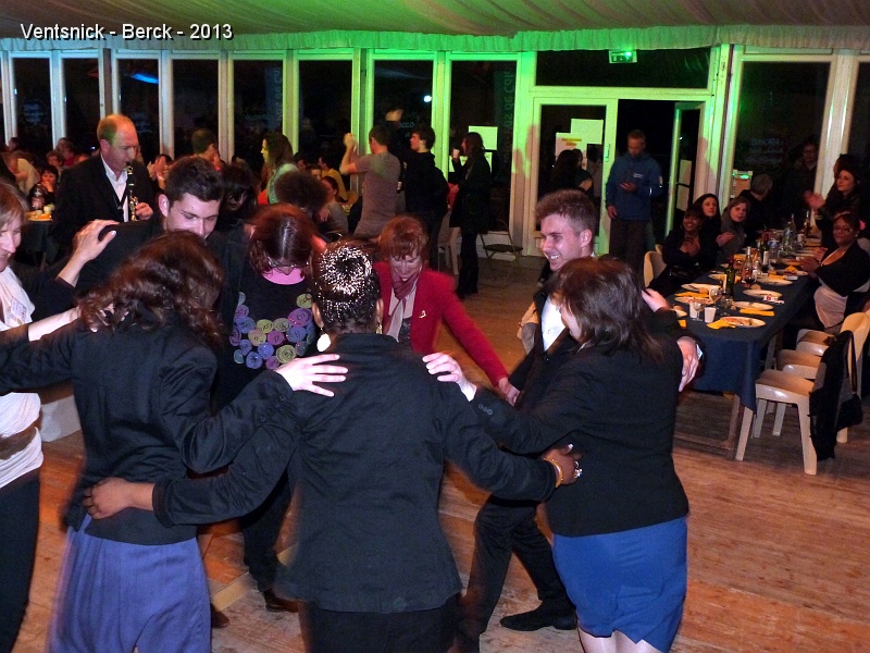 P1030736.jpg - ... danses russes ou syrtaki entrainent les plus jeunes ...