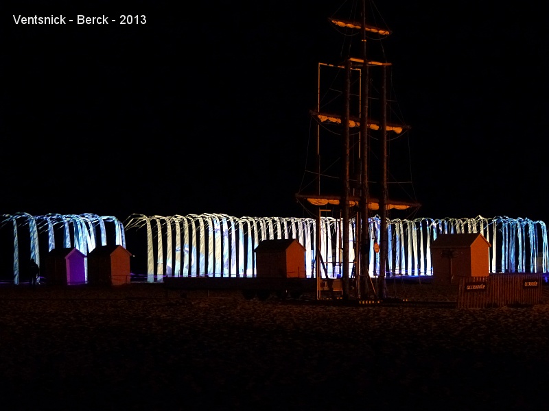 P1030741.jpg - ... à l'extérieur on procède à des essais d'éclairage en vue du vol de nuit de samedi.