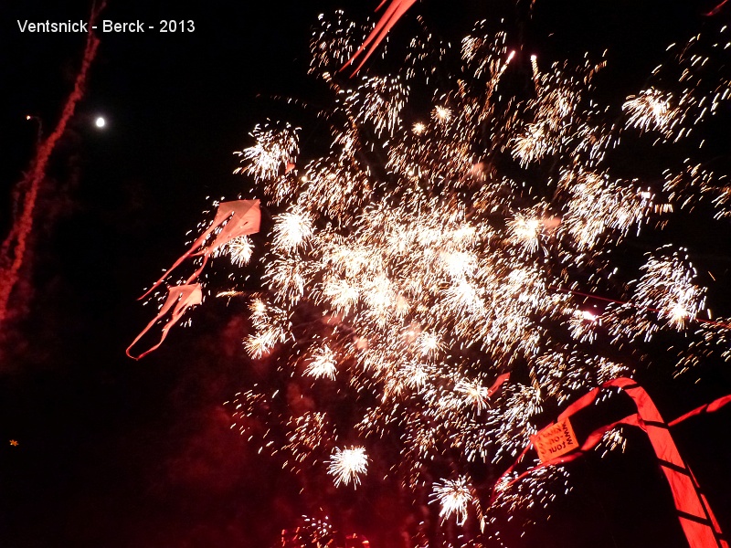 P1030896.jpg - ... un déluge explosif conclut la soirée. Le festival de Berck peut se comparer à un Marathon : il faut gérer la fatigue pour assurer le spectacle jusqu'au bout, et être capable de faire face à une météo changeante. C'est aussi l'occasion de retrouver ses amis et de s'en faire d'autres ! Un grand merci à la municipalité pour son acceuil.  Félicitations à tous ceux qui, dans l'ombre ou pas, se sont investis pour faire de ces rencontres, une réussite qui draine un public fidèle !