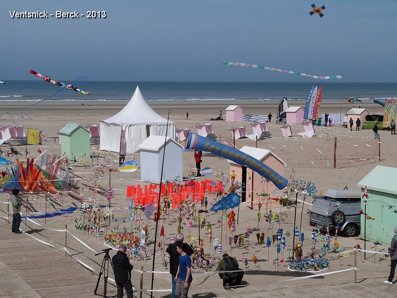 P1030477.JPG - Les Ventcourtois proposent un jardin du vent, la télévision s'en approche pour tourner une séquence vidéo ...