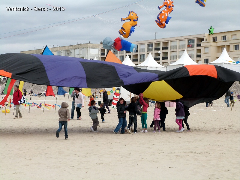 P1030635.jpg - .... un "drap" multicolore ondule comme une vague : une jeu très attractif pour les enfants qui se glissent dessous ...