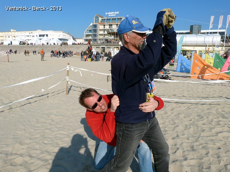 P1030796.jpg - 3) Consolider le point d'ancrage, ici Fabian Tosolini stabilise Emmanuel ...