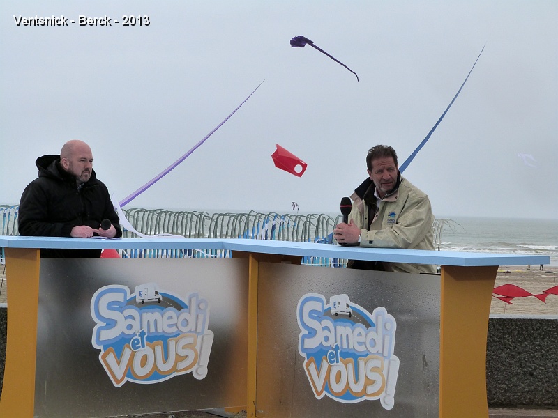 P1030375.JPG - Cela fait un moment que le ciel est de plus en plus menaçant, il se met à pleuvoir, nous remballons le matériel chargé d'eau et de sable. Gérard Clément est interviewé par un présentateur de FR3 ...