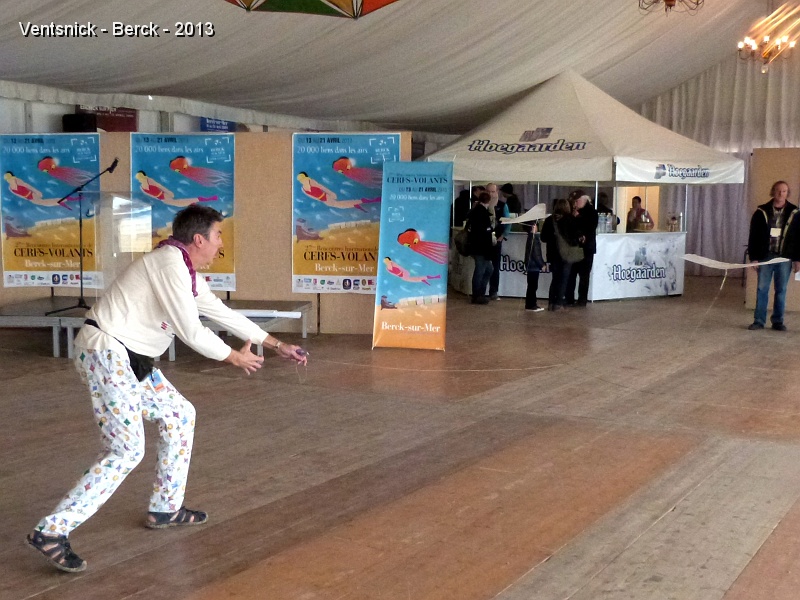 P1030382.JPG - Bob Cruikshanks utilise deux "iFlite Kite", montés en tandem par l'intermédaire d'une fibre, pour faire un peu d'indoor ...