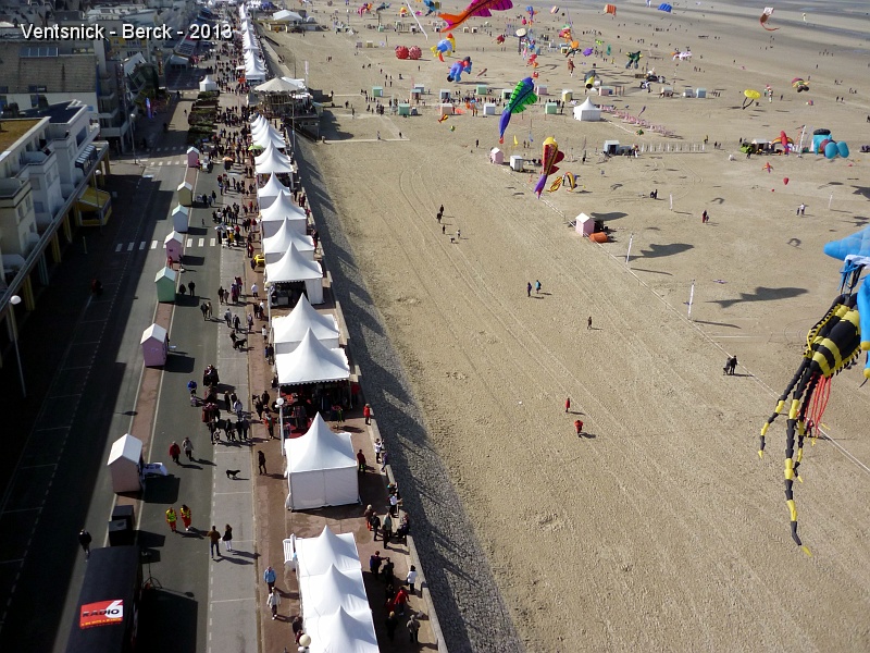 P1100838.JPG - ... les stands se succèdent tout le long de l'esplanade (vue vers le sud) ...