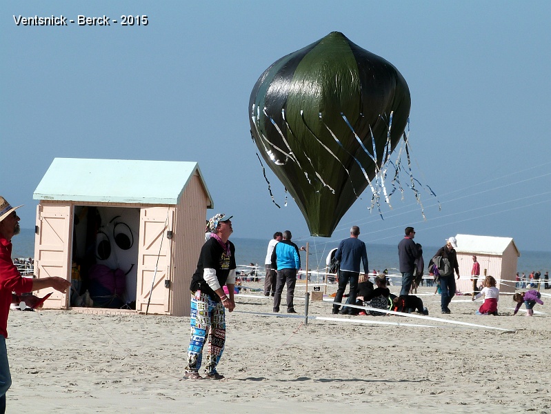 P1120997.JPG - ... le vent est absent ? Son ballon solaire ...