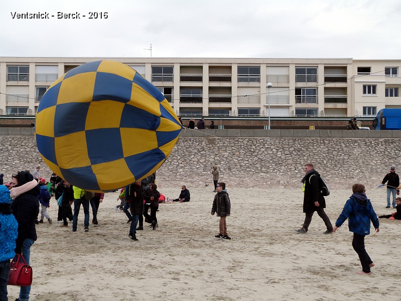 P1180819.JPG - ... Geert Verbanck taquine les visiteurs avec son gros ballon ...