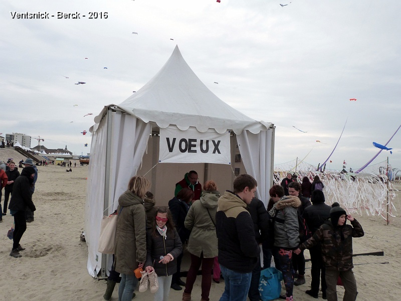 P1180550.JPG - Le stand des voeux ne désemplit pas ...