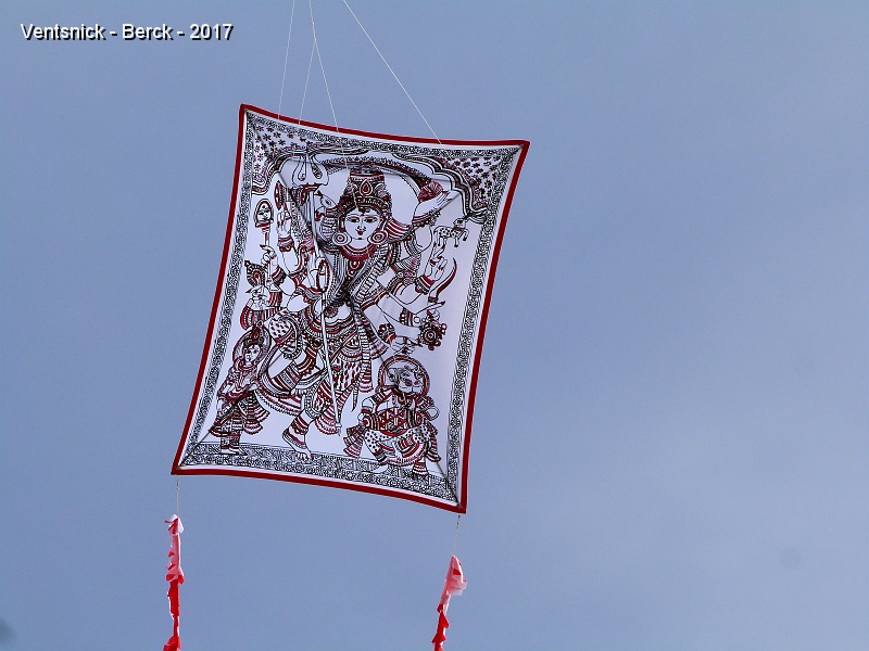 P1220199.JPG - Rectangle de Bob Cruikshanks, de style Kalamkari en noir et rouge, peint à la main en Inde sur nylon.