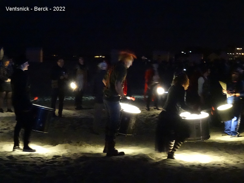 DSC09001.JPG - C'est au son de tambours lumineux que nous-nous rangeons ...