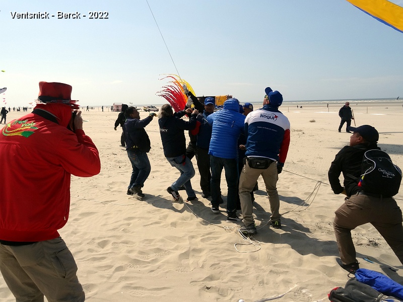 DSC08794.JPG - ... il faut maîtriser la trajectoire en lacets du cerf-volant, ...