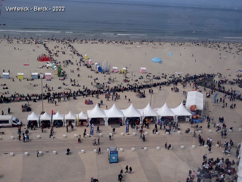 DSC09038.JPG - ... les stands des exposants sont en place, les cabines sont installées au bord des aires de vol.