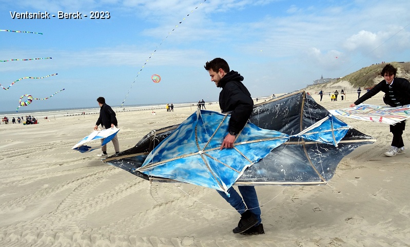 DSC01314.JPG - ... les étudiants apportent leurs cerfs-volants, ...