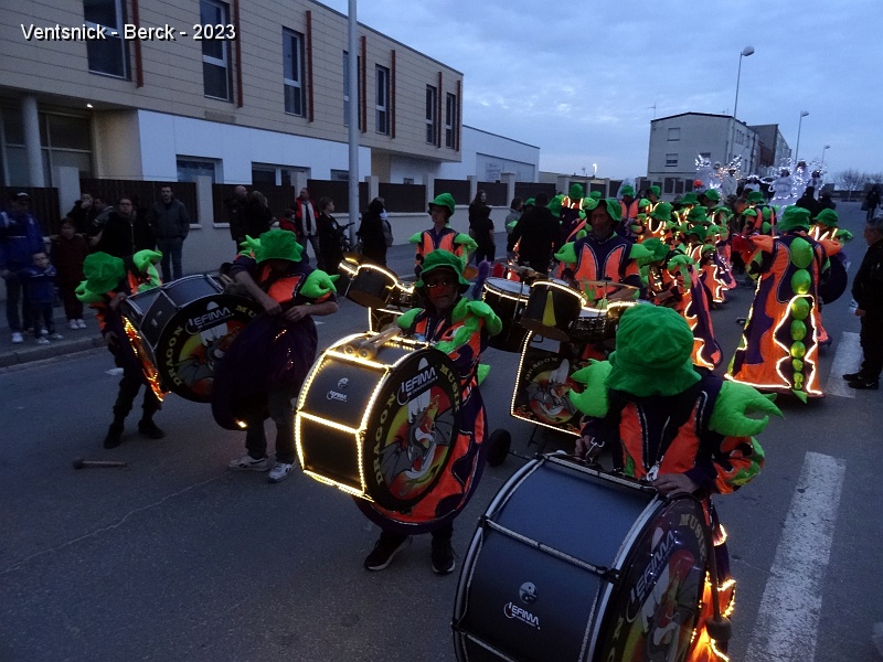 DSC01754.JPG - Les Dragon Musik portent des costumes aux couleurs vives rehaussées de lumière.