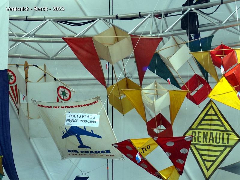 DSC01509.JPG - Des cerfs-volants historiques, pour certains d'entre-nous jouets de leur enfance, sont présents.