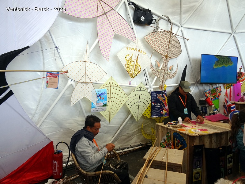 DSC01512.JPG - Les exposants s'affairent, ...