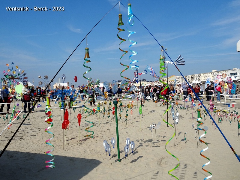DSC01748.JPG - Fleurs et autres objets peints et découpés dans des bouteilles plastique de Jean-Claude Anquier.