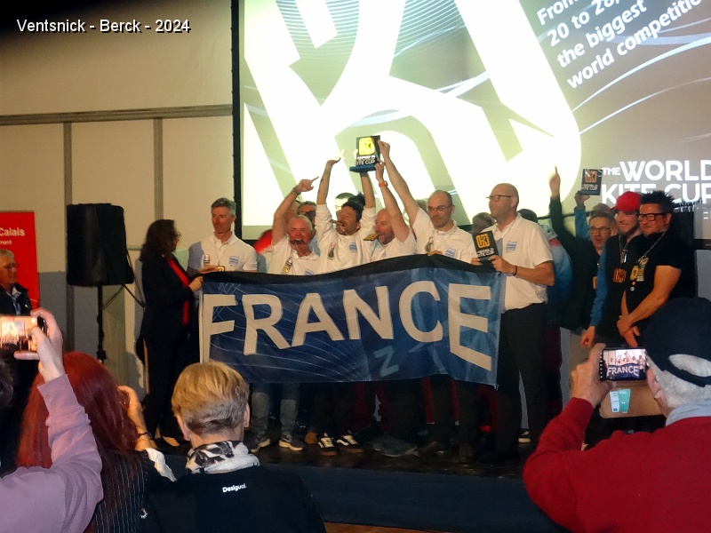DSC04322.JPG - C'est au son de la Marseillaise que l'équipe de france exprime sa joie d'avoir remporté la World Kite Cup. Les pays-bas sont classés deuxième et l'Allemagne troisième.