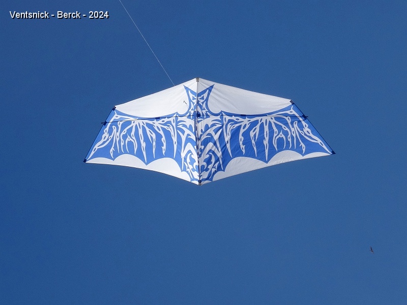 DSC04105.JPG - Tout petit vent, Parice Roberge lance ce cerf-volant, ...