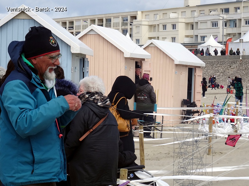 DSC04242.JPG - Emmanuel Duba sort un cerf-volant à même de supporter la tempête, voyez l'Eddy à droite !