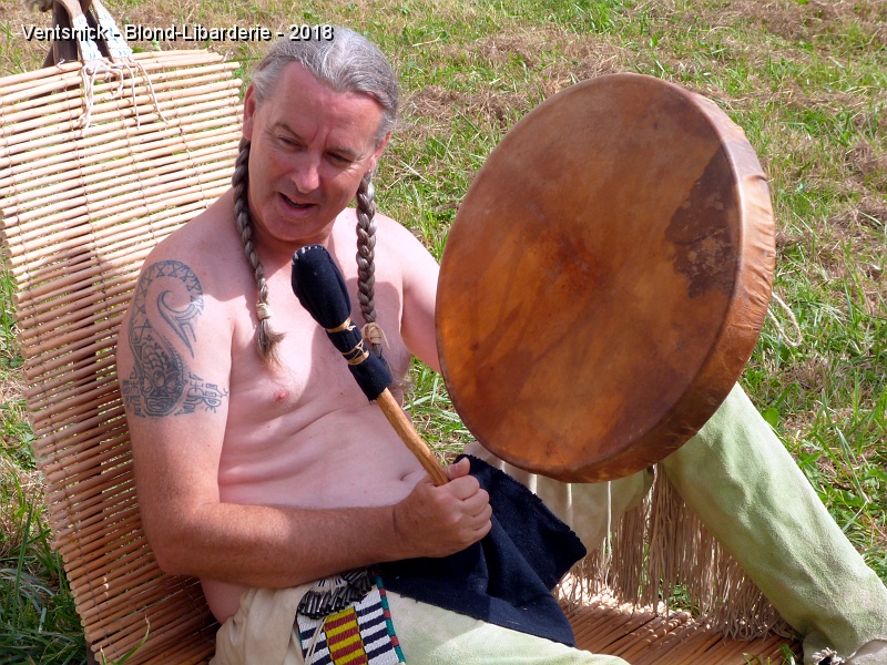 P1300835.jpg - Des percussions rythment la visite ...