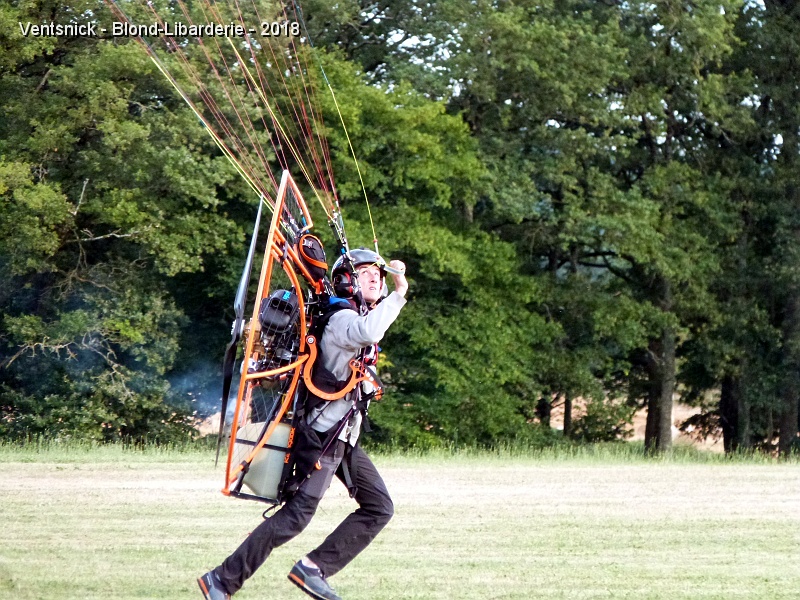 P1300874.jpg - Départ d'un parapentiste.