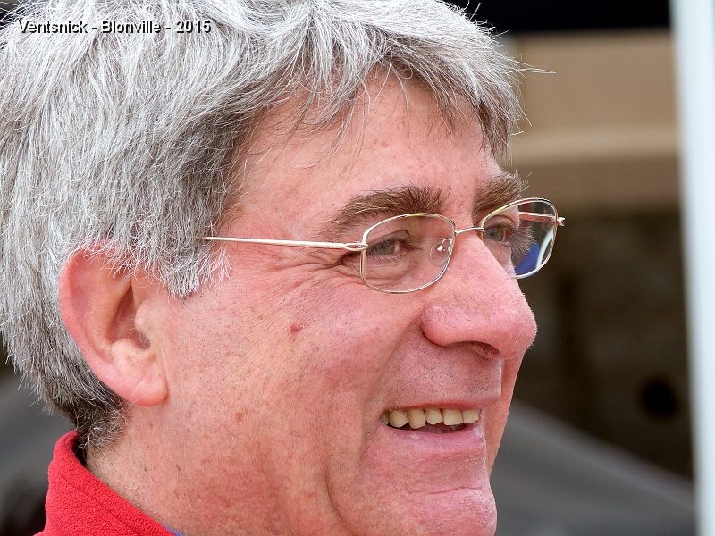 P1130151.jpg - Et notre incontournable Jean-François !!! Si vous le désirez : la galerie suivante vous donnera une idée de l'ambiance qui a règné pendant la soirée des cerfs-volistes !
