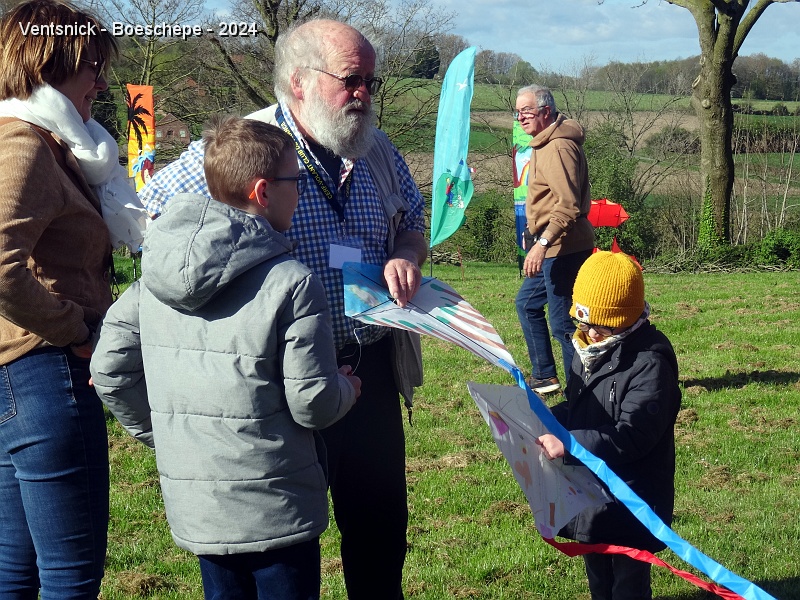 DSC03692.JPG - Bruno Devienne dispense des conseils aux jeunes cerfs-volistes, ...