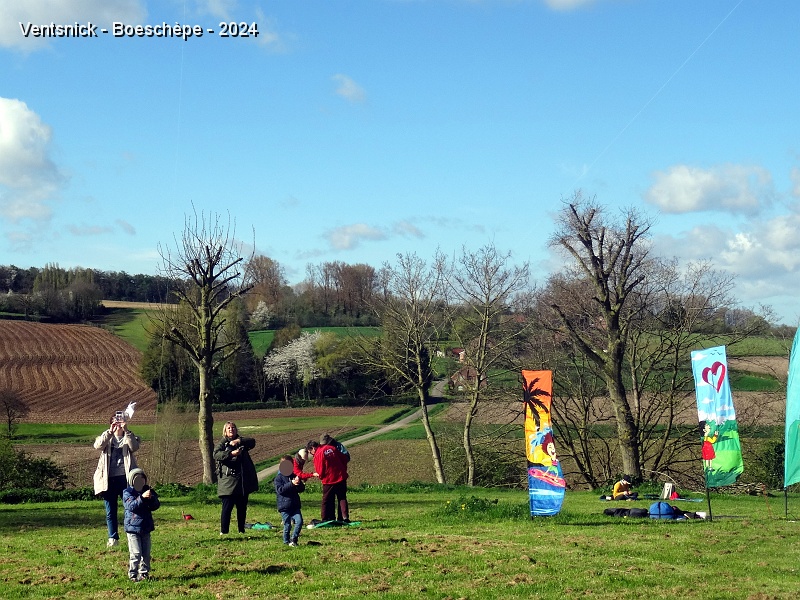 DSC03695.JPG - Des enfants au bout des ficelles.