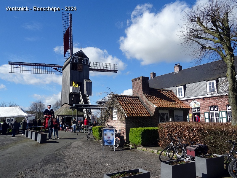DSC03721.JPG - ... un estaminet jouxte le moulin.