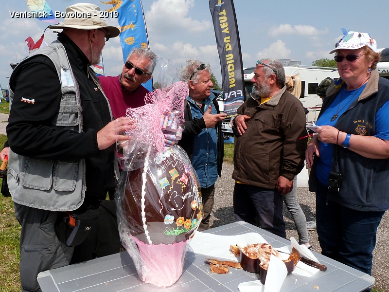 P1350141.JPG - ... puis vient le moment du traditionnel oeuf de Pâques ! ...