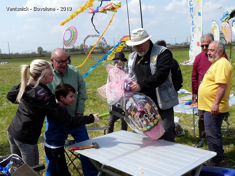 P1350167.JPG - ... la mission est donc confiée à un enfant qui a besoin d'aide pour manipuler la grosse masse ! ...