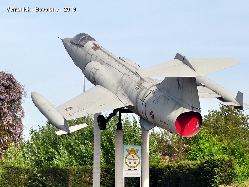 P1350065.JPG - Près de l'entrée du parc : un Lockheed F-104S ASA-M Starfighter, ...