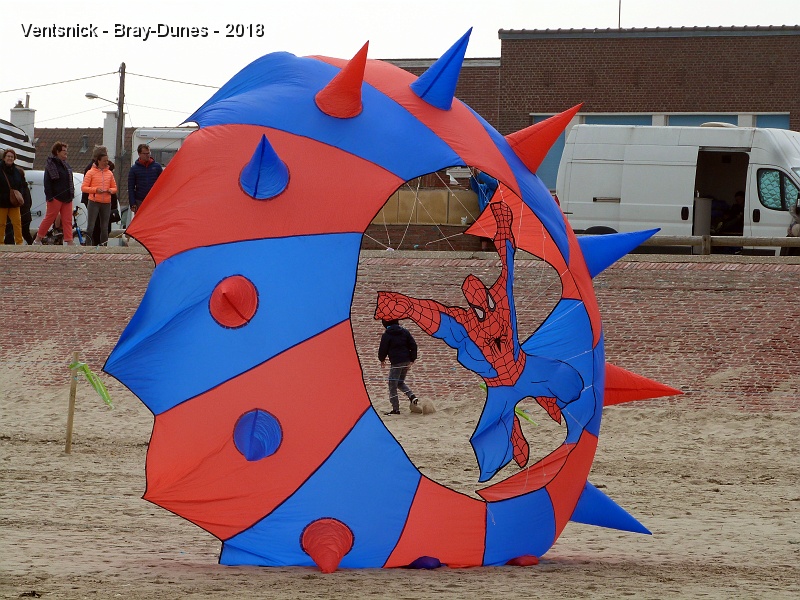 P1290276.JPG - Le bol Spiderman de Bruno Cappe rebondit sur la plage ...