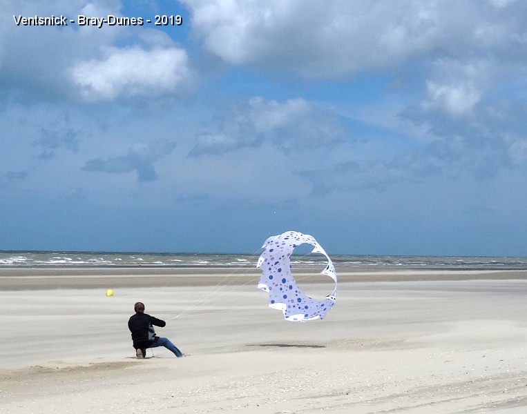 DSC02022.JPG - Hervé Gaudefroy expérimente bien malgré lui la glisse sur sable !