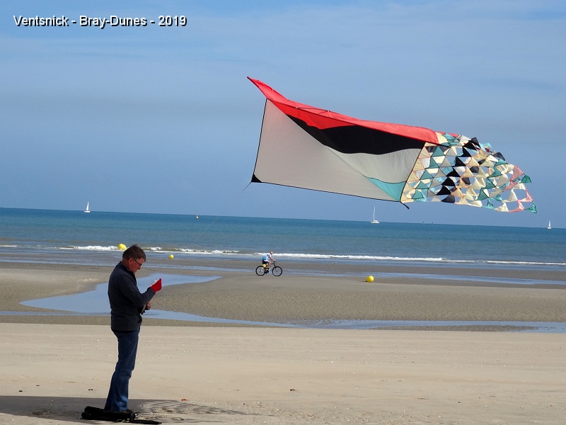DSC02065.JPG - Le vent s'établit peu à peu, Hervè Gaudefroy sort un Delta ...
