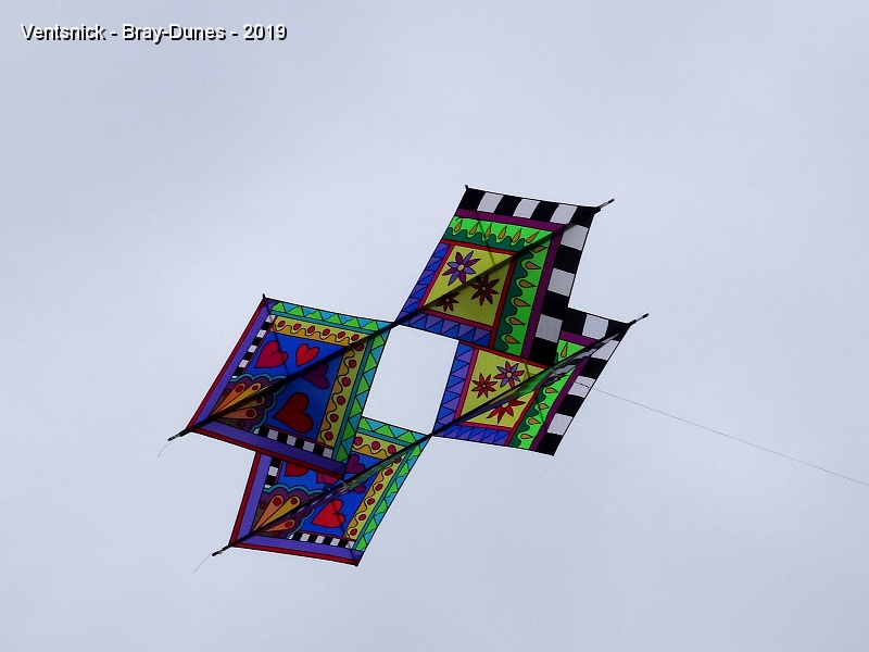 DSC02074.JPG - Les décors des cerfs-volants d'Eva Maria Osterbrink sont très harmonieux, ici un Pelibox ...