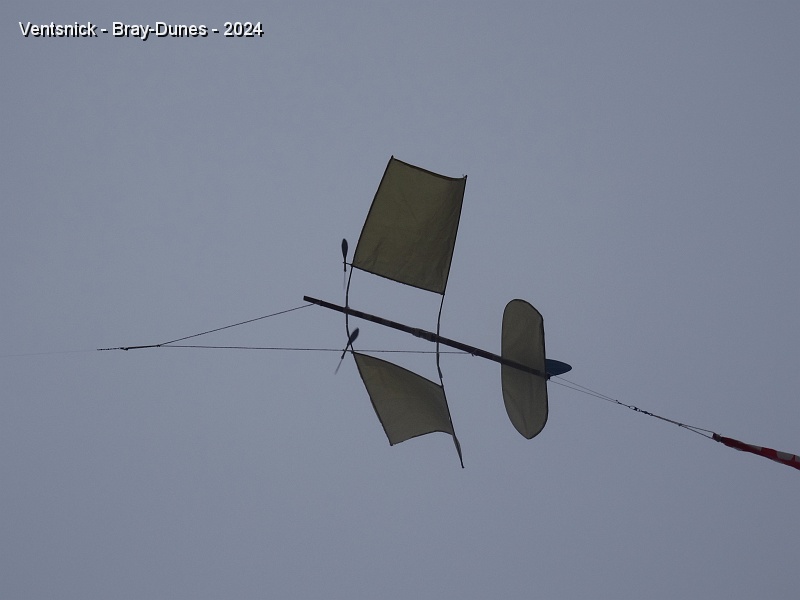 DSC04483.JPG - Ils nous proposent des cerfs-volants atypiques comme cet avion dont les hélices tournent, ...