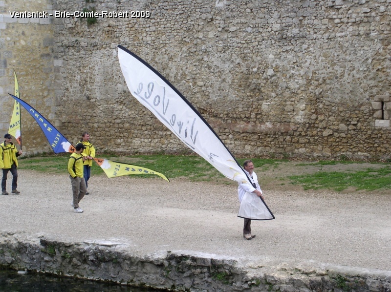 P5090038.JPG - Claude, en tête, incite les porteurs de bannières à se regrouper aux abords du château ...